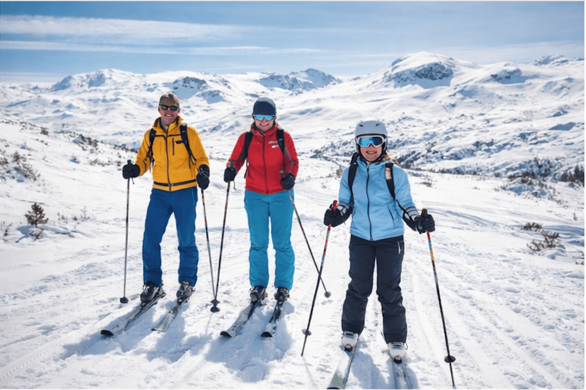 Venner pÄ langrenn i snÞdekt fjellandskap