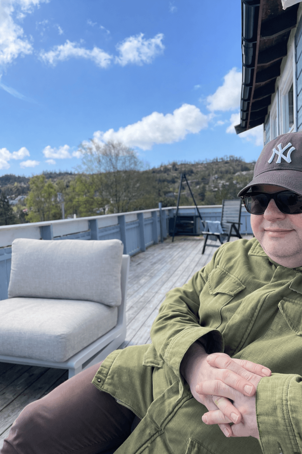 Terje tar selfie innendĂžrs med vest og briller, med lys fra vinduet bak.